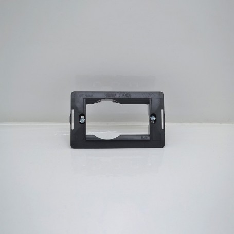 Soporte de 1 asiento + Schuko - Serie Arc Marlanvil